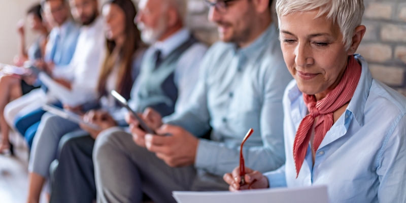 Profissional maduro em entrevista de emprego